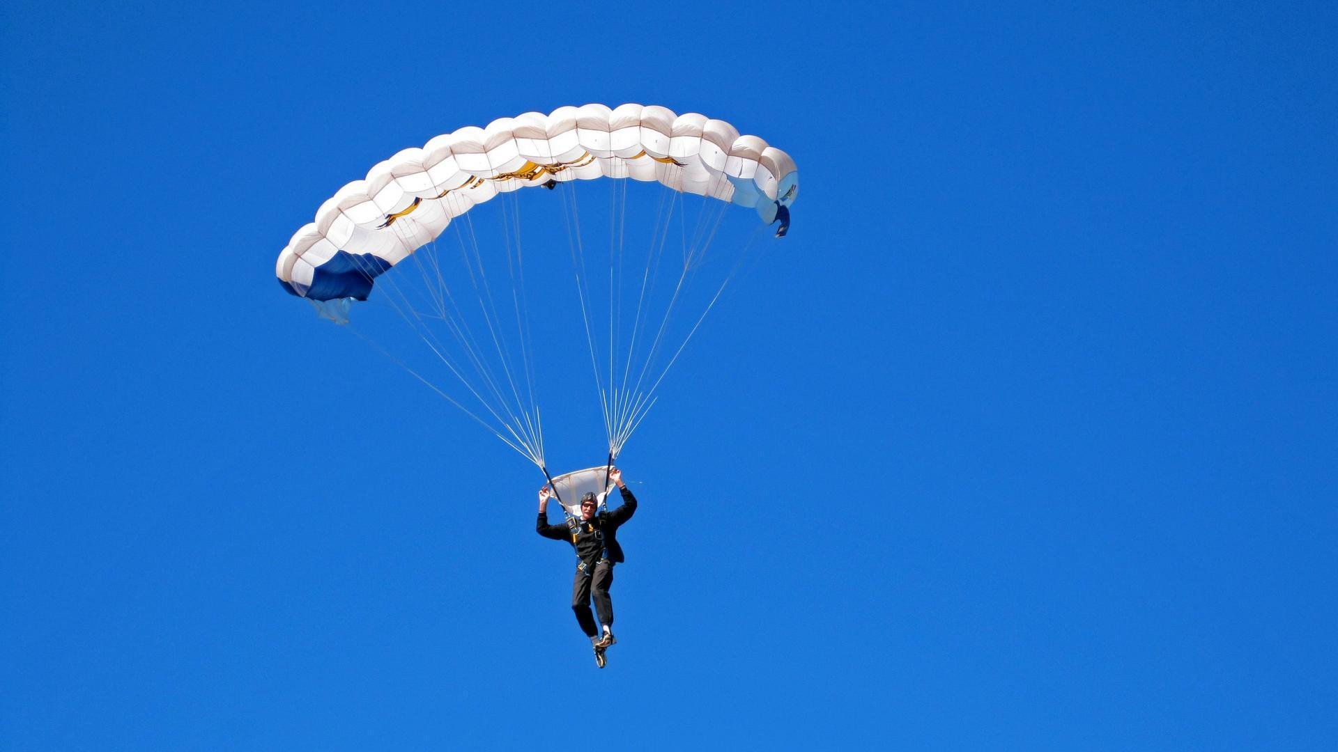 开云平台-极限滑翔伞，天空中飘逸的运动奇观，极限运动高空滑翔